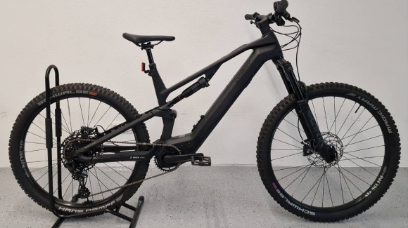 schwarzes vollgefedertes Fahrrad von der Marke Conway